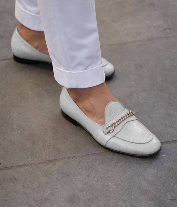 White Croc Print Leather Guida Loafers With Chain
