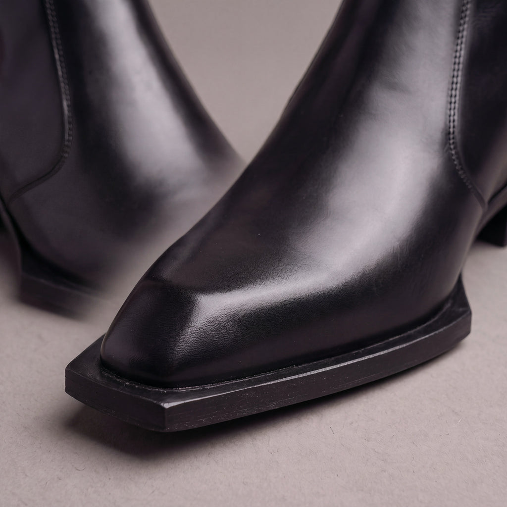 Close-up of the chisel toe on the Levante boot